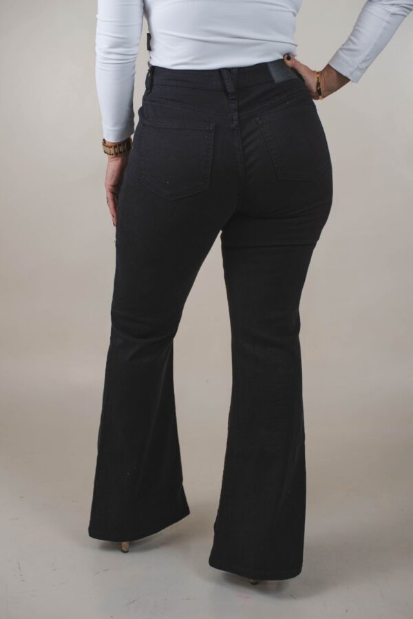 JEAN SEMI OXFORD SÚPER ELASTIZADO TAJO ADELANTE CON OJALILLOS