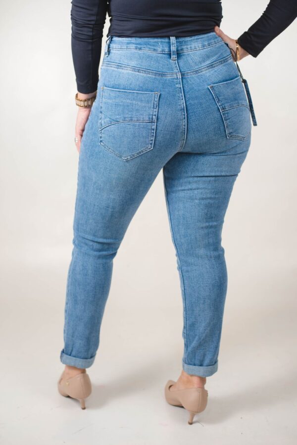 JEAN REGULAR EXTRA LYCRA BOLSILLOS BORDADOS