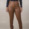 PANTALÓN ECO CUERO REGULAR CON ELÁSTICO EN CINTURA