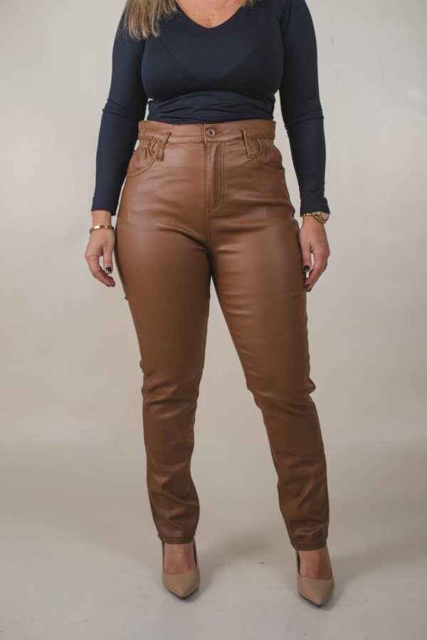 PANTALÓN ECO CUERO REGULAR CON ELÁSTICO EN CINTURA