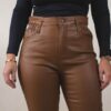 PANTALÓN ECO CUERO REGULAR CON ELÁSTICO EN CINTURA