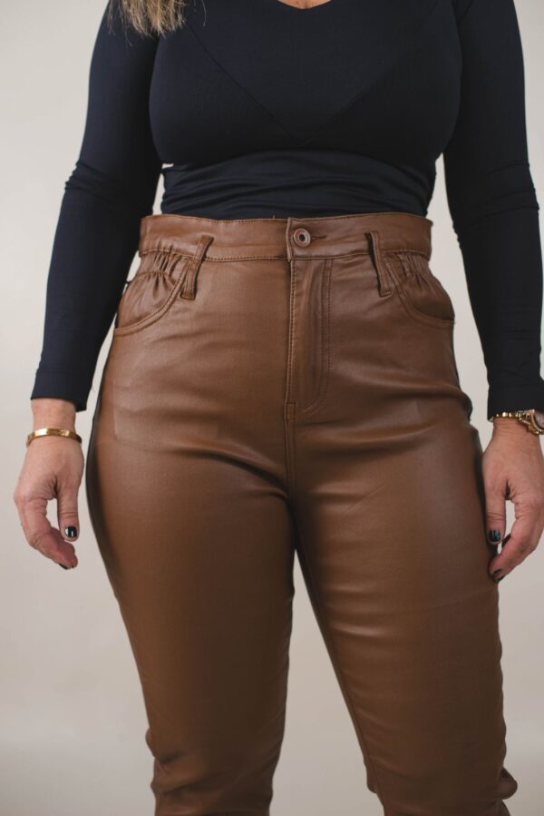 PANTALÓN ECO CUERO REGULAR CON ELÁSTICO EN CINTURA