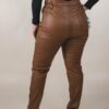 PANTALÓN ECO CUERO REGULAR CON ELÁSTICO EN CINTURA