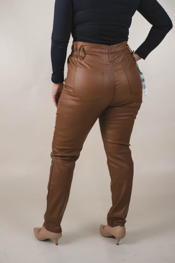 PANTALÓN ECO CUERO REGULAR CON ELÁSTICO EN CINTURA