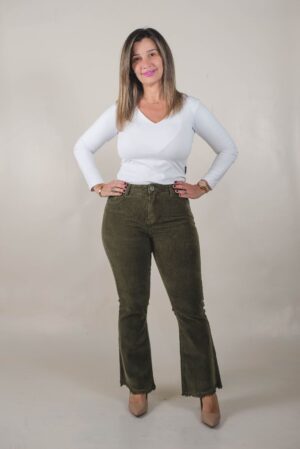 PANTALÓN PANA ELASTIZADO SEMI OXFORD RUEDO DESFLECADO - Verde 1 PANTALÓN PANA ELASTIZADO SEMI OXFORD RUEDO DESFLECADO